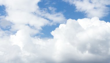 Mavi gökyüzündeki bulutlar