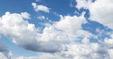 Mavi gökyüzündeki bulutlar