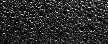 Su damlacıkları ile cam