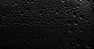 Su damlacıkları ile cam