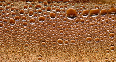 Su damlacıkları ile cam