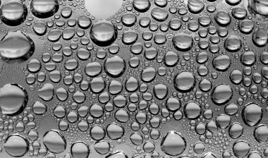 Su damlacıkları ile cam