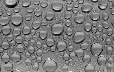 Su damlacıkları ile cam