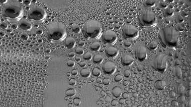 Su damlacıkları ile cam