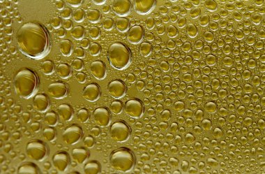 Su damlacıkları ile cam