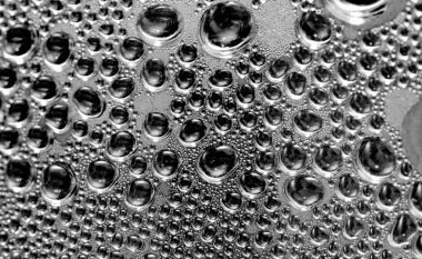 Su damlacıkları ile cam