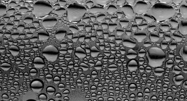 Su damlacıkları ile cam