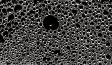 Su damlacıkları ile cam