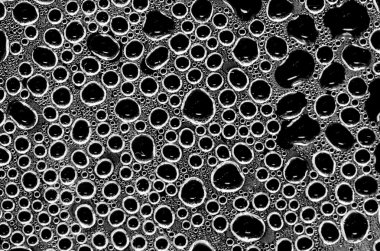 Su damlacıkları ile cam