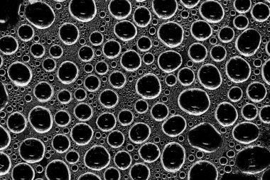 Su damlacıkları ile cam