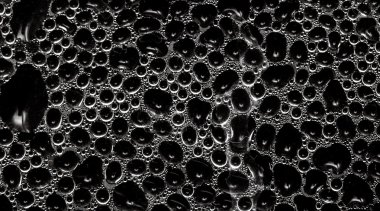 Su damlacıkları ile cam