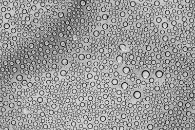 Su damlacıkları ile cam