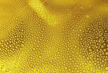 Su damlacıkları ile cam