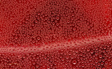 Su damlacıkları ile cam