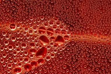 Su damlacıkları ile cam