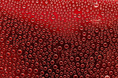 Su damlacıkları ile cam