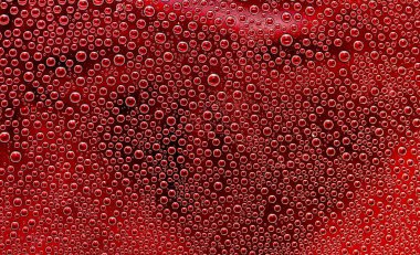 Su damlacıkları ile cam