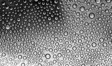 Su damlacıkları ile cam