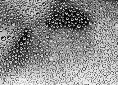 Su damlacıkları ile cam