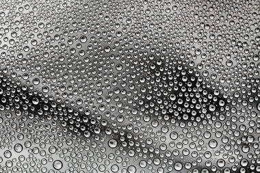 Su damlacıkları ile cam