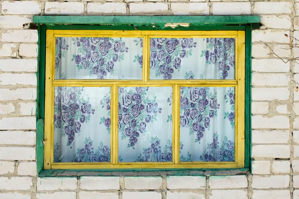 Окно в стене дома — стоковое фото