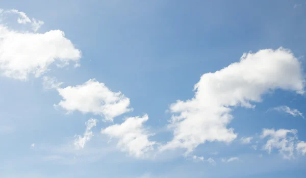 Blauwe lucht met wolken — Stockfoto