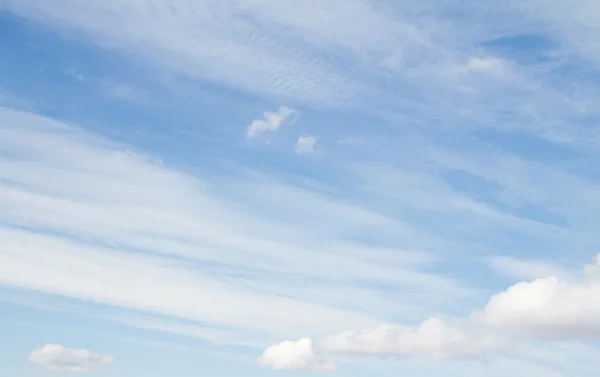 Nuvens no céu azul — Fotografia de Stock