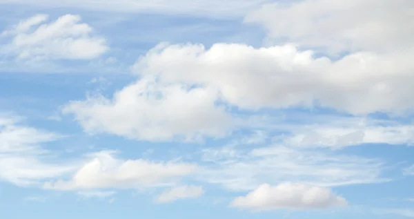 Céu azul com nuvens — Fotografia de Stock