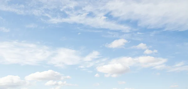 雲と青い空 — ストック写真