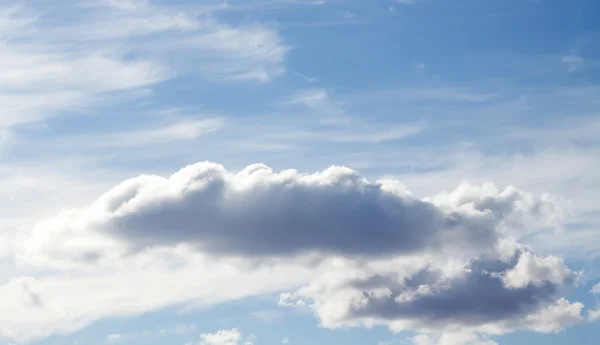 Blå himmel med moln — Stockfoto