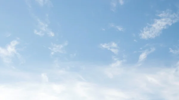 Nuvens no céu azul — Fotografia de Stock