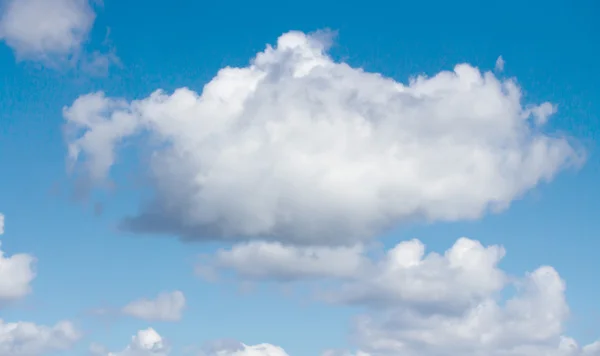 Moln i blå himmel — Stockfoto