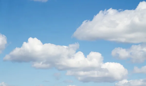 Moln i blå himmel — Stockfoto