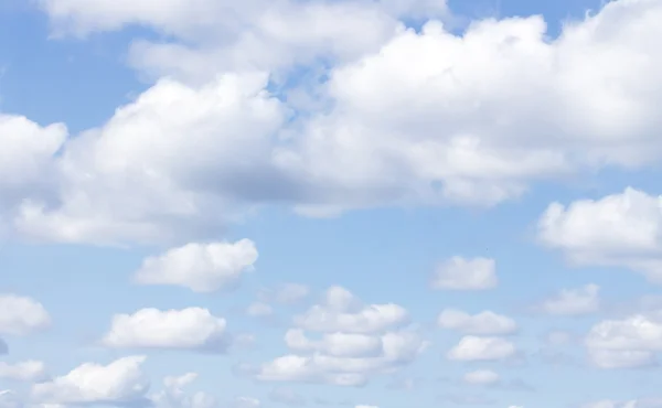 Nubes en el cielo azul —  Fotos de Stock