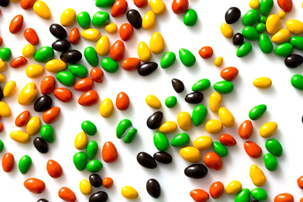 Kleurrijke snoepjes op wit — Stockfoto