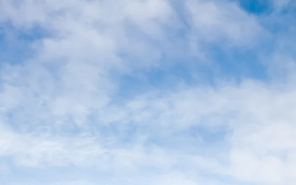 Cielo azul con nubes — Foto de Stock