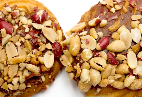 Biscotti con arachidi su un bianco — Foto Stock