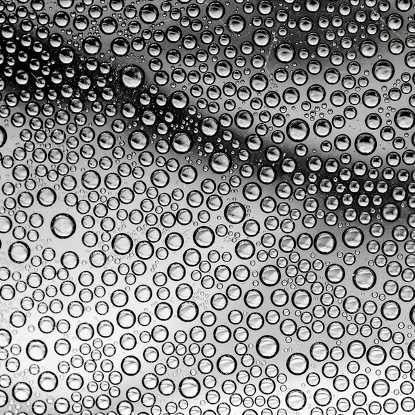 Su damlacıkları ile cam