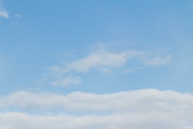 Mavi gökyüzündeki bulutlar