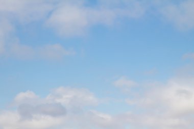 Mavi gökyüzündeki bulutlar