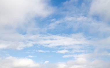 Mavi gökyüzündeki bulutlar