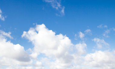 Mavi gökyüzündeki bulutlar