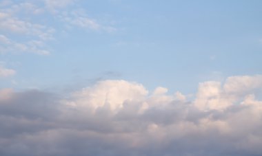 Mavi gökyüzündeki bulutlar