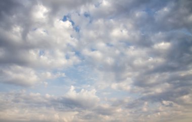 Mavi gökyüzündeki bulutlar