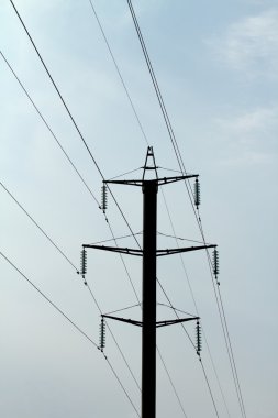 Gökyüzü yüksek gerilim hattında