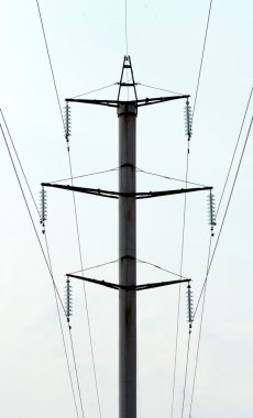 Gökyüzü yüksek gerilim hattında