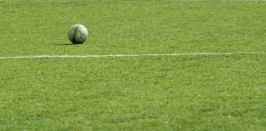 Yeşil sahada futbol topu