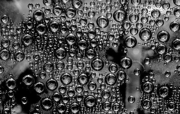 Bolhas de gotas de água em um escuro — Fotografia de Stock