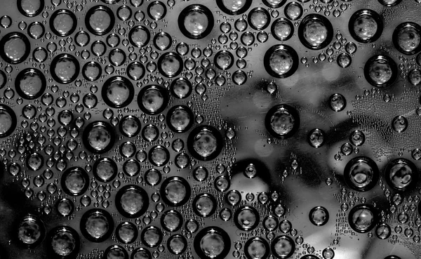 Bolhas de gotas de água em um escuro — Fotografia de Stock