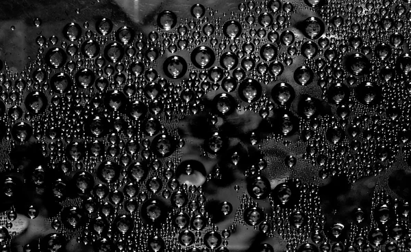 Waterdrops bubbels op een donker — Stockfoto